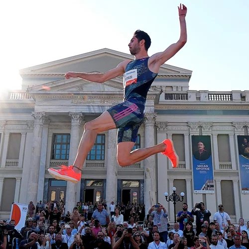"Piraeus Street Long Jump": Το κορυφαίο αθλητικό γεγονός επιστρέφει στο Δημοτικό Θέατρο Πειραιά με τον Μίλτο Τεντόγλου