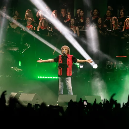 Τελευταίος σταθμός της επετειακής περιοδείας του Βασίλη Παπακωνσταντίνου το θέατρο Πέτρας