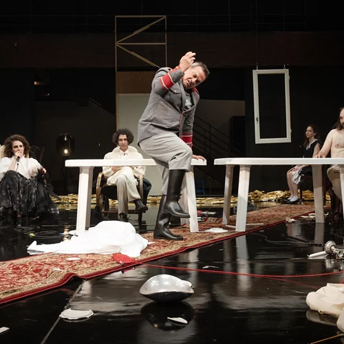 "Και λέγε λέγε": Η νέα ανατρεπτική παράσταση της αιρετικής δημιουργού Λένας Κιτσοπούλου μιλά μόνο μόνο μόνο για τον έρωτα