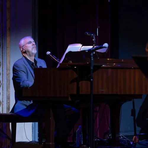 O Γιώργος Λαιμός σε μια "Θάλασσα μουσικής"