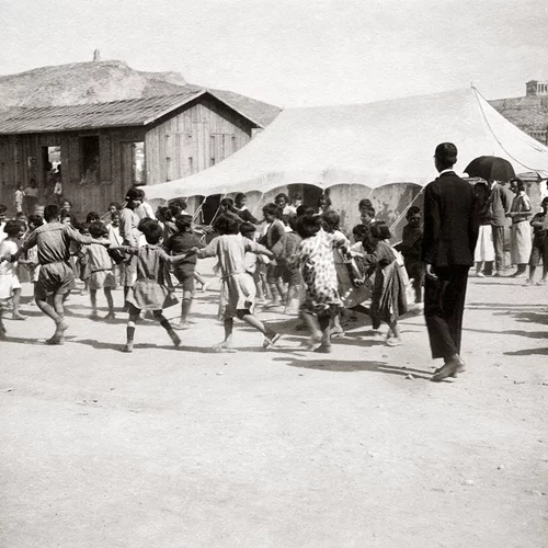 Ιστορικές φωτογραφίες απεικονίζουν την άφιξη των Αρμένιων προσφύγων στην Ελλάδα