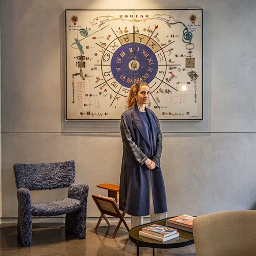 Αναστασία Σγουμποπούλου, πώς έφτιαξες μια κιβωτό σύγχρονης τέχνης στην άβυσσο της Πλατείας Αγίας Ειρήνης;