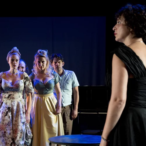 Η Στέλλα με τα κόκκινα γάντια