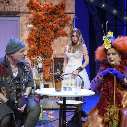 Η "Τρελή του Σαγιό": Τελευταίες παραστάσεις στο Παλλάς