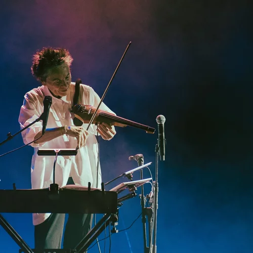 Laurie Anderson: Δίδαξε "The Art of Falling" στο Ηρώδειο, αποχωρώντας καταχειροκροτούμενη