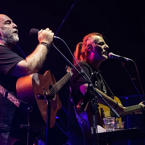 Με ποιους καλλιτέχνες συνεχίζουν να τραγουδούν "για τις παλιές αγάπες..." οι Πυξ Λαξ όλα τα Σάββατα του Ιανουαρίου;