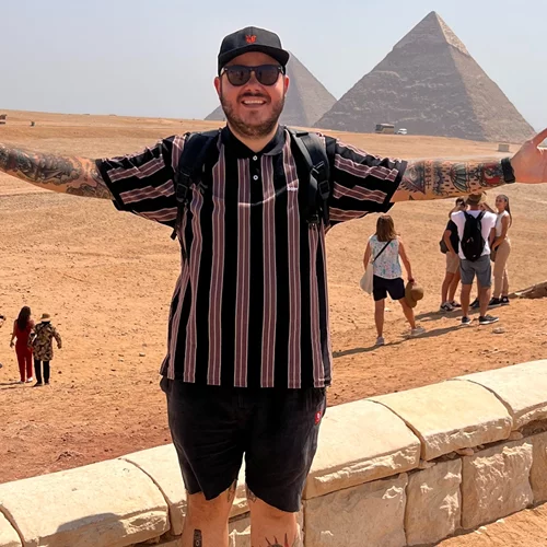 Άνταμ Κοντοβά, τι ετοιμάζεις στο Κάιρο;