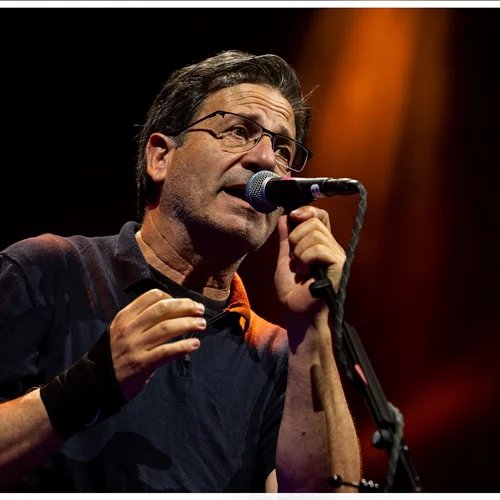 Ο Θανάσης Παπακωνσταντίνου στο "Κατράκειο": Ψιλόβροχο, σκόνη και φινάλε μιας Διονυσιακής Περιόδου