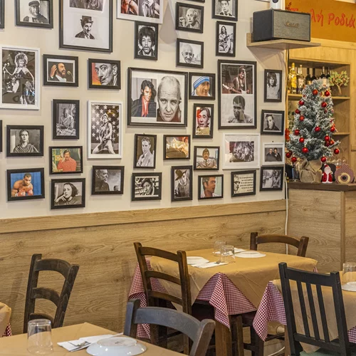 Τρελή Ροδιά:  Οικογενειακά Χριστούγεννα με ρετρό γοητεία