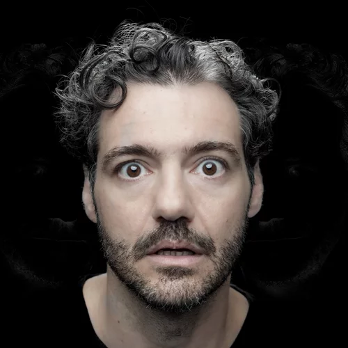 "Ο Τίποτας (μια πονεμένη ιστορία)": Ο Θάνος Τοκάκης σε μια αυτοσαρκαστική παράσταση