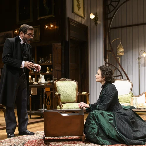 "Στο διπλανό δωμάτιο ή το έργο του δονητή": Δείτε τις πρώτες φωτογραφίες της παράστασης