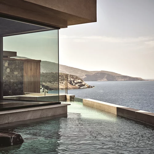 "Acro Suites": Βιώσιμη πολυτέλεια, λαξευμένη στον βράχο στην Κρήτη