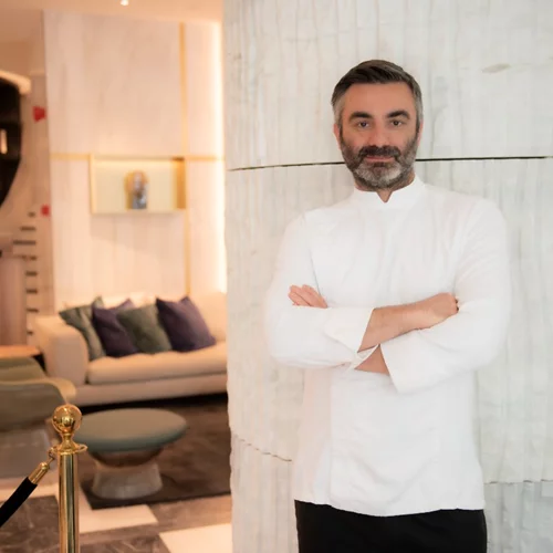 Ο Δημήτρης Μπούτσαλης φτιάχνει και μουσακά αν χρειαστεί