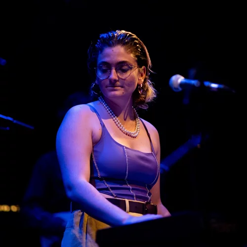 Demetria: Θέρμη και ενθουσιασμός στο "six d.o.g.s" για την 22χρονη τραγουδοποιό