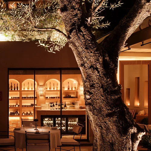 Δείπνο στις βραβευμένες αυλές και βεράντες της Αθήνας