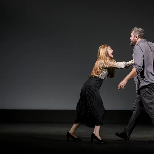 "Ψηλά απ’ τη γέφυρα": Πρώτα στιγμιότυπα από την παράσταση του Γιώργου Νανούρη