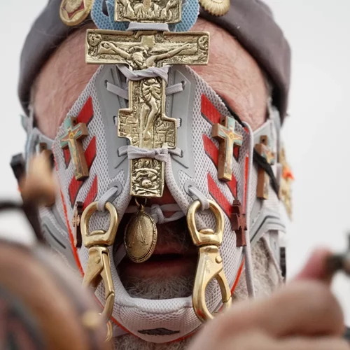 "On an island": Μια ανατρεπτική έκθεση του Κωστή Σταφυλάκη στη Λέσβο