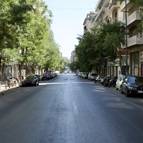 Ο Αύγουστος της Αθήνας ανάμεσα σε πυρκαγιές και καθημερινές σκηνές