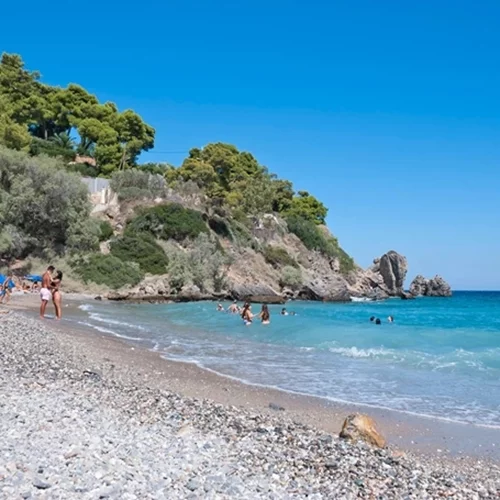 Στην Ερωτοσπηλιά, την παραλία που δεν αγαπιέται μόνο για το όνομά της