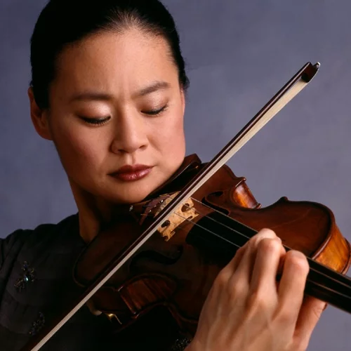 Η  διεθνούς φήμης βιολονίστρια Midori συναντά την Ορχήστρα Εγχόρδων του διάσημου Φεστιβάλ της Λουκέρνης.