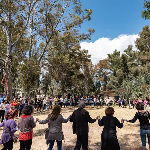 Τα "Ιερά Τραγούδια" τραγούδια του Σεπτεμβρίου μιλάνε για την ξενιτιά