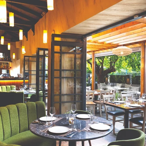 "Wood": Μια κομψή αυλή για καρνιβορικές απολαύσεις