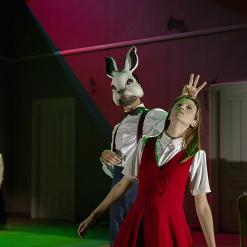 Οι "Περιπέτειες της Αλίκης στη Χώρα των Θαυμάτων" από την Παιδική Σκηνή του Εθνικού Θεάτρου: Ένα ταξίδι ελευθερίας και φαντασίας