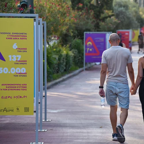 Μια υπαίθρια έκθεση στη Βασιλίσσης Όλγας θίγει το ζήτημα των γυναικοκτονιών