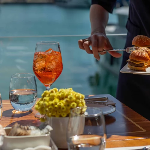 Για κομψό aperitivo στη Βουλιαγμένη