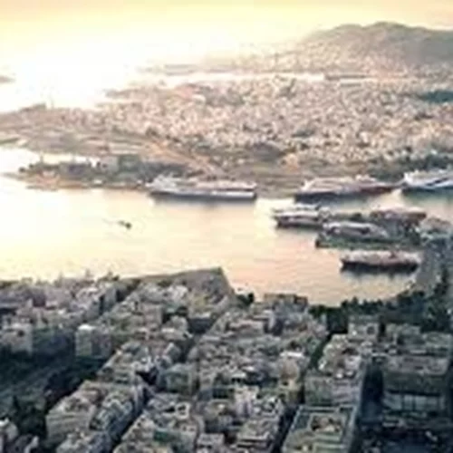 Προσωπικές ιστορίες και λαϊκά τραγούδια στην προβλήτα του Πειραιά