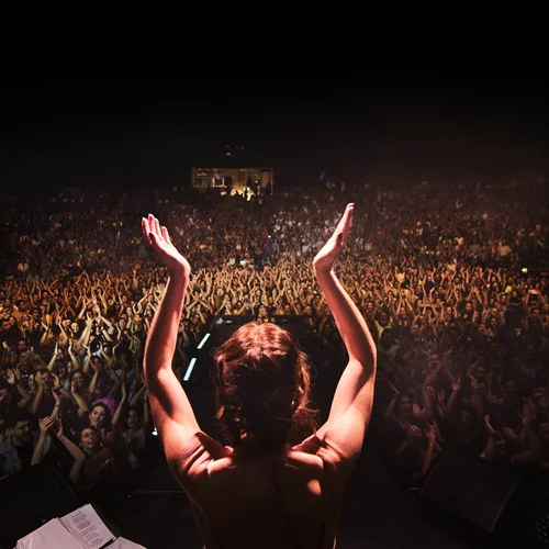 Η Μαρία Ρίζου αποχαιρετά το καλοκαίρι στο Θέατρο Βράχων