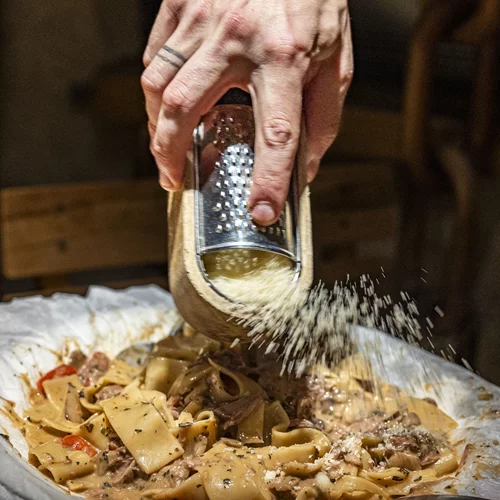 Γιατί οι 'Λεύκες' στο Γαλάτσι είναι από τα πιο δημοφιλή μαγαζιά της Αθήνας