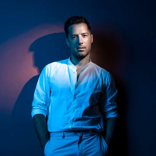 Ο Αδάμ Τσαρούχης επιστρέφει με την παράσταση "Smooth Midnight" και νέο τραγούδι