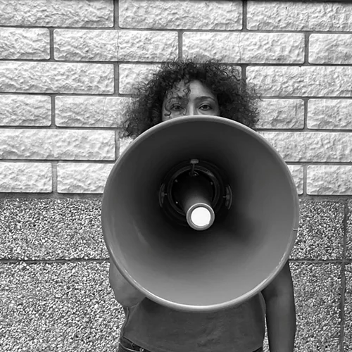 Συνέντευξη | Η Yara Mekawei βρίσκει ομορφιά και ρυθμό σε ό,τι οι άλλοι αποκαλούν χάος