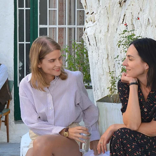 "Η παραλία": Πρώτη ματιά στη νέα σειρά της ΕΡΤ1 που θα μας ταξιδέψει στα Μάταλα του 1969