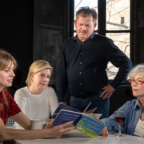 "Rabbit hole" του Ντέιβιντ Λίντσεϊ-Αμπέρ στο Θέατρο 104