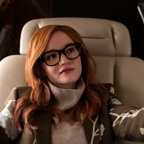 Η Τζούλια Γκάρνερ κλέβει λεφτά και εντυπώσεις στο "Inventing Anna"