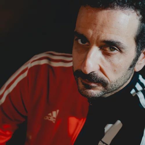 Για τον Χάρη Χαραλάμπους Καζέπη το θέατρο αλλά και η ζωή είναι μια διαδρομή διαρκούς μαθητείας, περιέργειας και ρομαντικής διάθεσης