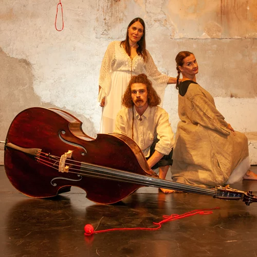 Στην "Κόκκινη κλωστή" "συνεργάζονται" αντικείμενα κοινής χρήσης και μουσικές νότες