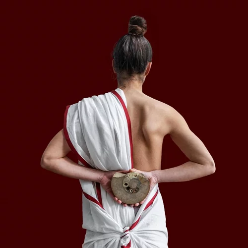 Μια έκθεση εμπνευσμένη από παλιά τεύχη του Playboy σε ένα από τα ομορφότερα εστιατόρια της Αθήνας