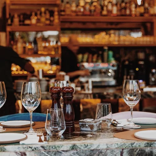 Η άνοιξη στα Vibo Bistrot φέρνει δύο ξεχωριστά οινοποιεία