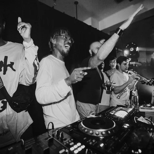 Χορεύουμε στα afro-house beats των Moonshine