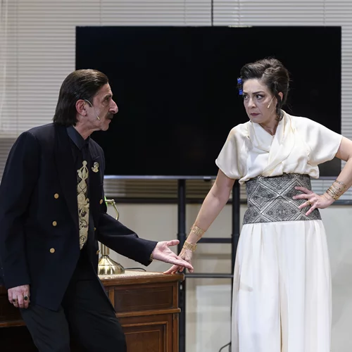 "Η Καρυάτιδα!": Η μεγάλη επιτυχία του Γιώργου Καπουτζίδη στο Εθνικό Θέατρο επιστρέφει σε νέο χώρο