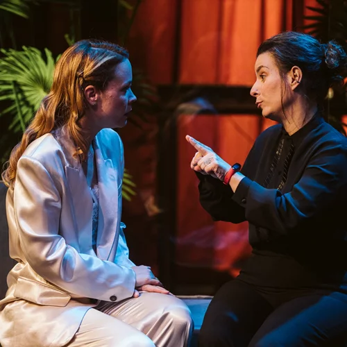 "Κουκλόσπιτο" στη νοηματική και παράταση για τον "Θάνατο στη Βενετία"