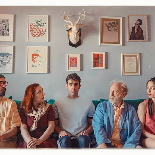 Ζώντας στο "Λίβινγκ Ρουμ": Μια συζήτηση με τους ηθοποιούς της παράστασης