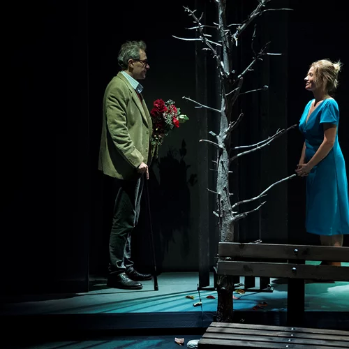 Updated | "Η σιωπηλή λίμνη" της Ελένης Σκότη μετρά αντίστροφα τον Απρίλιο στο Επί Κολωνώ