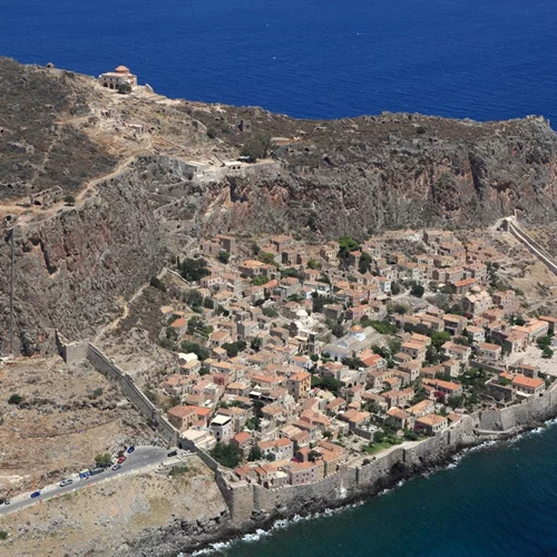 Νέες υποδομές προσβασιμότητας στην Άνω Πόλη Μονεμβασίας: Εγκατάσταση εναέριου αναβατορίου και διαδρομών περιήγησης