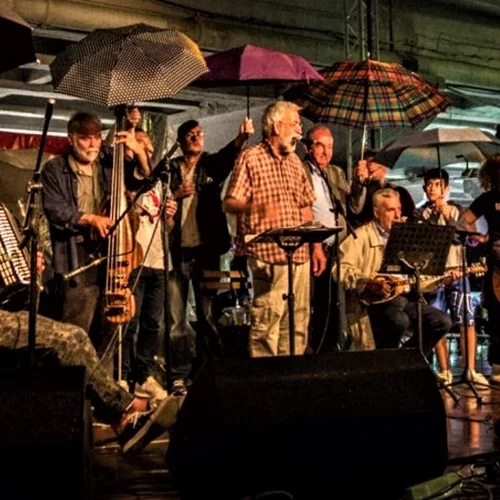 Oι Χειμερινοί Κολυμβητές σε μια συναυλία με παλιά αγαπημένα και νέα τραγούδια αλλά και πολλά ερωτηματικά