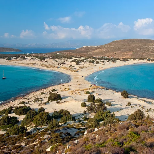 Στην Ελαφόνησο η ζωή γράφεται στην…παραλία!