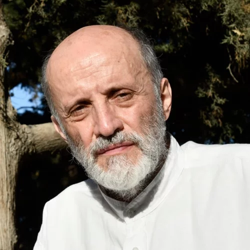 Ο Μάνος Βακούσης για τον "Πλούτο", τα 37 χρόνια στο θέατρο και τα επόμενά του σχέδια